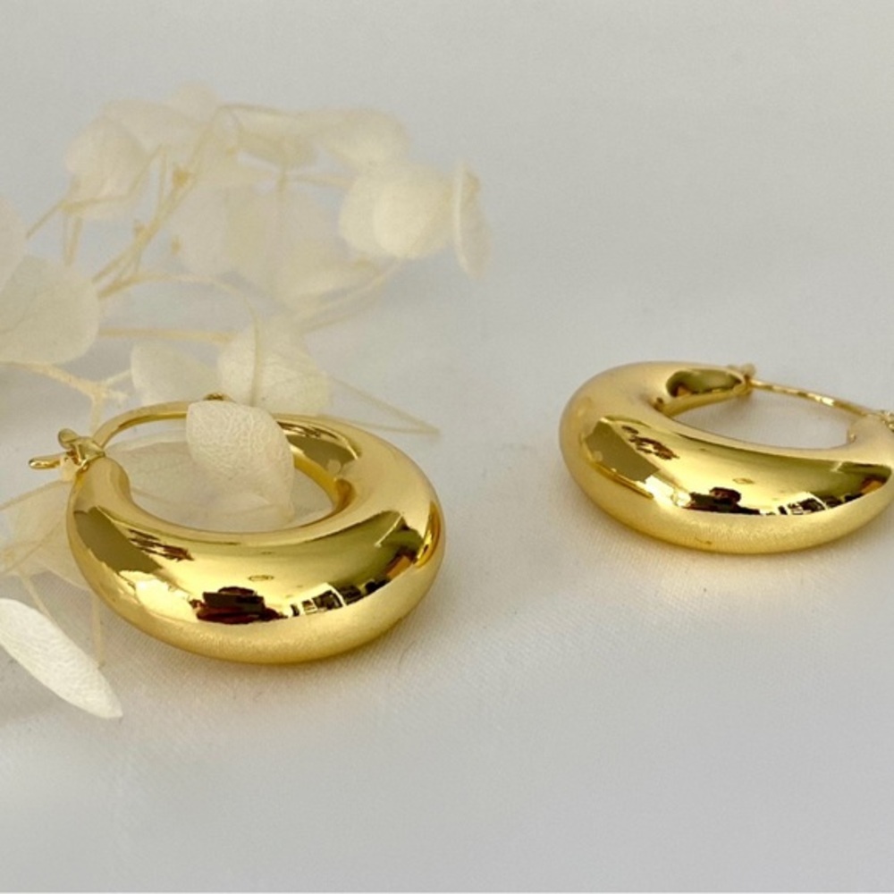 Anthropologie Minimalist Huggie Hoop Trendy Thick Gold Earrings 18mm